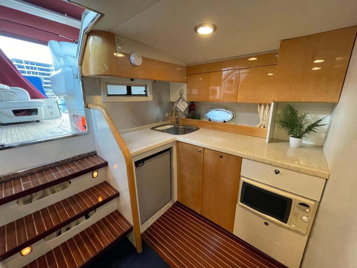 Cozy Yacht Lodge In Barcelona With Boat Tour Option Сан-Адриан-де-Бесос Экстерьер фото